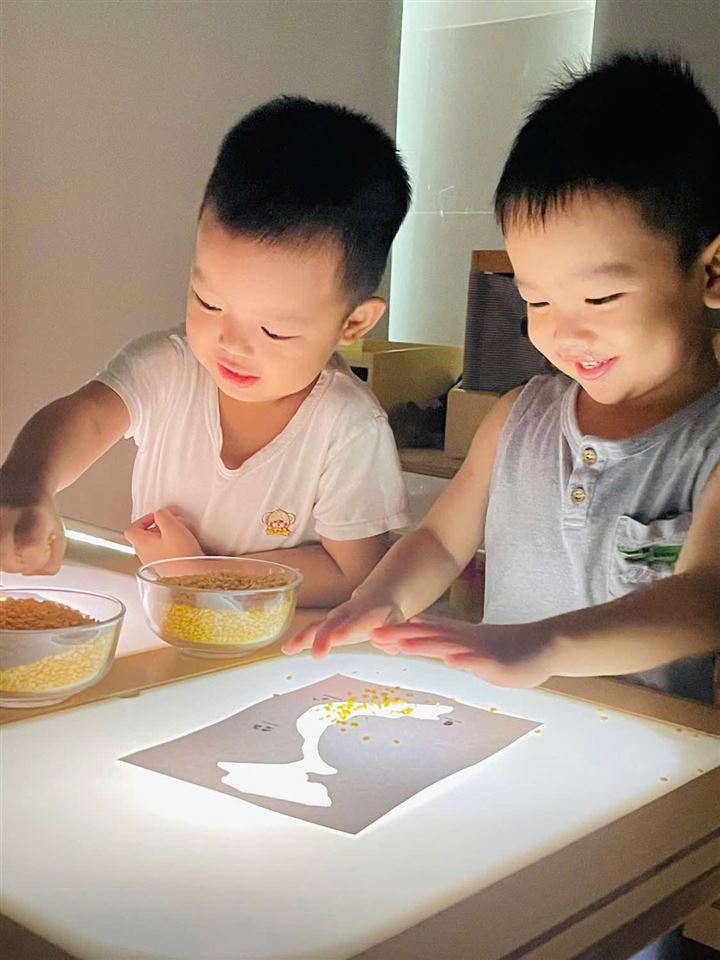 Bé chơi với bàn ánh sáng ANHA KIDS