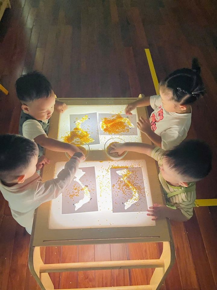 Các bé cùng chơi ở bàn giác quan