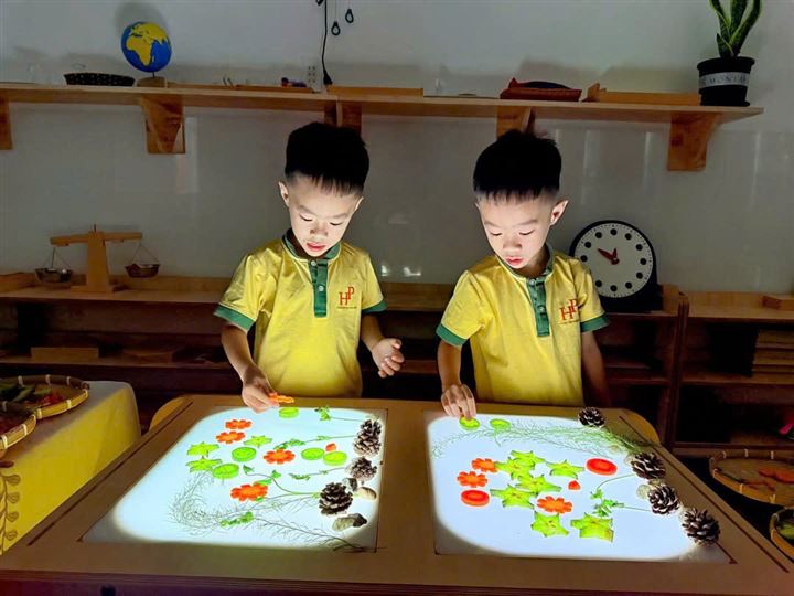 Hai bàn ánh sáng đặt cạnh nhau trong lớp